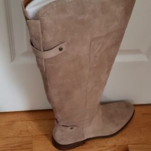 Women's size 12 suede boots.
